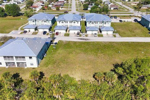 Commercial property in North Port, Florida 84 bedrooms, 3914.9 sq.m. № 1090870 - photo 18