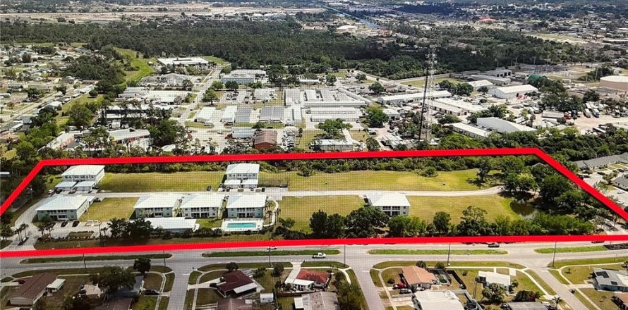 Commercial property in North Port, Florida 84 bedrooms, 3914.9 sq.m. № 1090870