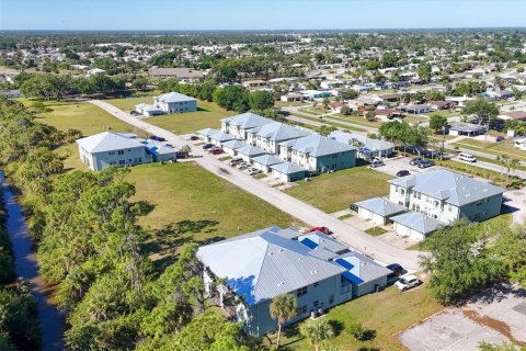 Commercial property in North Port, Florida 84 bedrooms, 3914.9 sq.m. № 1090870 - photo 11