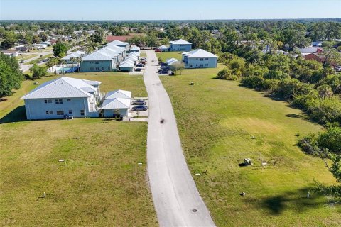 Commercial property in North Port, Florida 84 bedrooms, 3914.9 sq.m. № 1090870 - photo 22