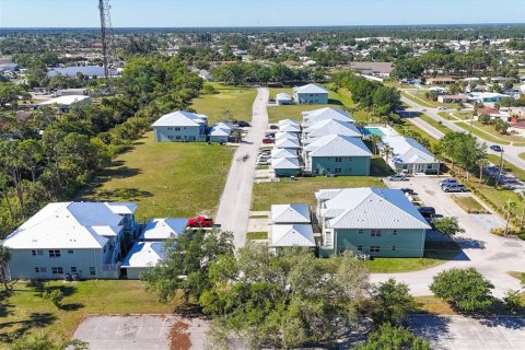 Commercial property in North Port, Florida 84 bedrooms, 3914.9 sq.m. № 1090870 - photo 9