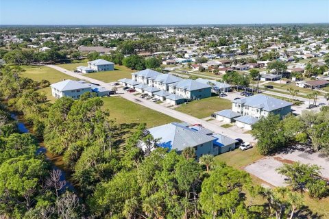 Commercial property in North Port, Florida 84 bedrooms, 3914.9 sq.m. № 1090870 - photo 12