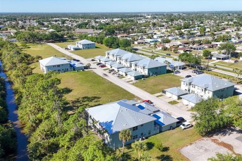 Commercial property in North Port, Florida 84 bedrooms, 3914.9 sq.m. № 1090870 - photo 10