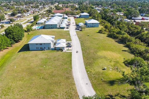 Commercial property in North Port, Florida 84 bedrooms, 3914.9 sq.m. № 1090870 - photo 23