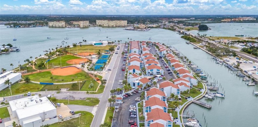 Condominio en Madeira Beach, Florida, 1 dormitorio  № 1900828