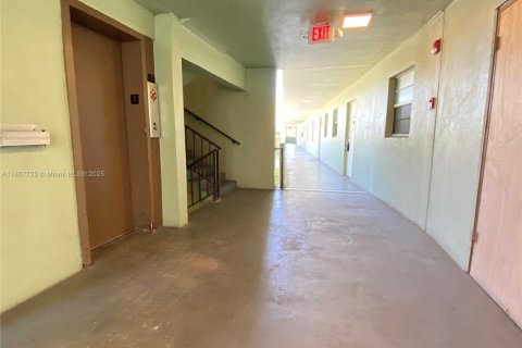 Condo in West Palm Beach, Florida, 1 bedroom  № 1881895 - photo 11