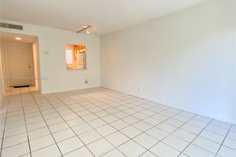 Condo in West Palm Beach, Florida, 1 bedroom  № 1881895 - photo 8