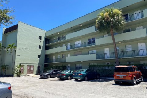 Condo in West Palm Beach, Florida, 1 bedroom  № 1881895 - photo 2