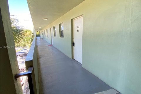 Condo in West Palm Beach, Florida, 1 bedroom  № 1881895 - photo 12
