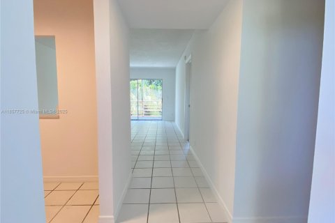Condo in West Palm Beach, Florida, 1 bedroom  № 1881895 - photo 3