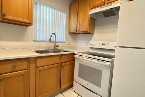 Condo in West Palm Beach, Florida, 1 bedroom  № 1881895 - photo 5
