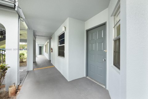 Condo in Pembroke Pines, Florida, 2 bedrooms  № 2048264 - photo 29