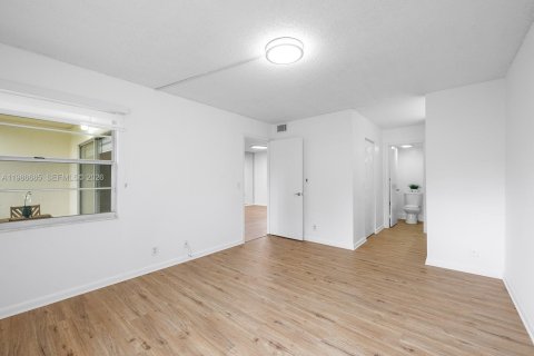 Condo in Pembroke Pines, Florida, 2 bedrooms  № 2048264 - photo 12