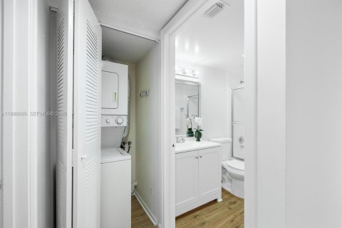 Condo in Pembroke Pines, Florida, 2 bedrooms  № 2048264 - photo 20