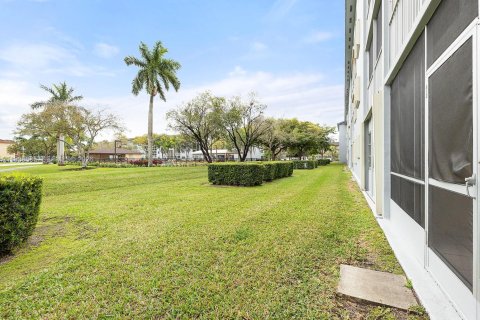 Condo in Pembroke Pines, Florida, 2 bedrooms  № 2048264 - photo 26