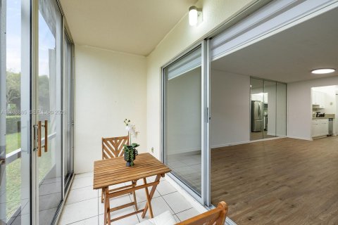 Condo in Pembroke Pines, Florida, 2 bedrooms  № 2048264 - photo 23