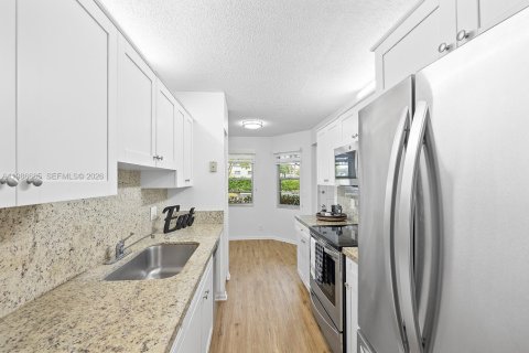 Condo in Pembroke Pines, Florida, 2 bedrooms  № 2048264 - photo 2