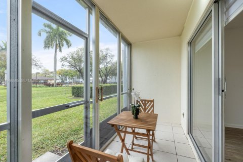 Condo in Pembroke Pines, Florida, 2 bedrooms  № 2048264 - photo 24