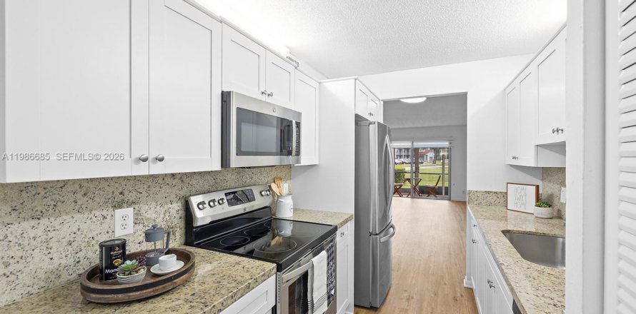 Condo in Pembroke Pines, Florida, 2 bedrooms  № 2048264