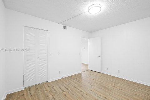 Condo in Pembroke Pines, Florida, 2 bedrooms  № 2048264 - photo 10