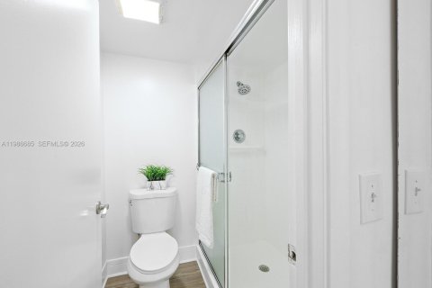 Condo in Pembroke Pines, Florida, 2 bedrooms  № 2048264 - photo 16