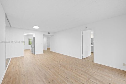 Condo in Pembroke Pines, Florida, 2 bedrooms  № 2048264 - photo 7