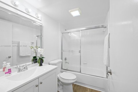 Condo in Pembroke Pines, Florida, 2 bedrooms  № 2048264 - photo 21