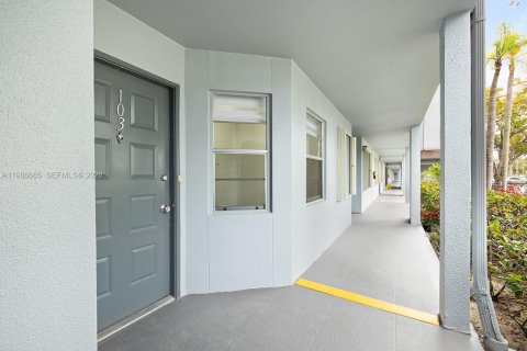 Condo in Pembroke Pines, Florida, 2 bedrooms  № 2048264 - photo 28