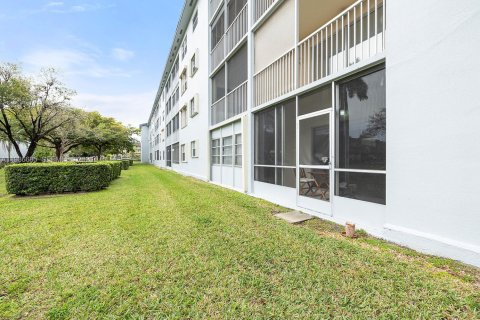 Condo in Pembroke Pines, Florida, 2 bedrooms  № 2048264 - photo 27