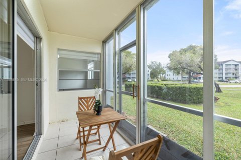 Condo in Pembroke Pines, Florida, 2 bedrooms  № 2048264 - photo 25