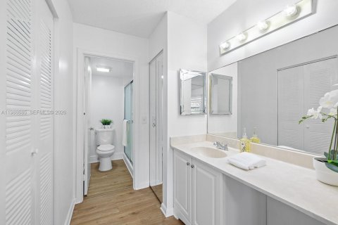 Condo in Pembroke Pines, Florida, 2 bedrooms  № 2048264 - photo 15