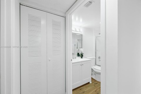 Condo in Pembroke Pines, Florida, 2 bedrooms  № 2048264 - photo 19