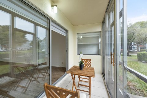 Condo in Pembroke Pines, Florida, 2 bedrooms  № 2048264 - photo 22