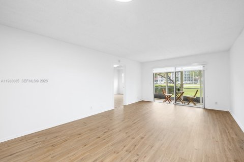 Condo in Pembroke Pines, Florida, 2 bedrooms  № 2048264 - photo 8