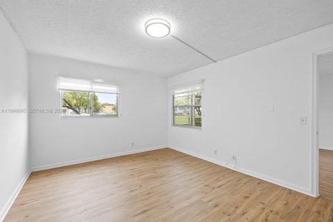 Condo in Pembroke Pines, Florida, 2 bedrooms  № 2048264 - photo 13