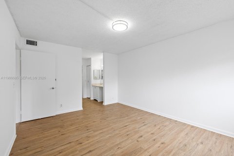 Condo in Pembroke Pines, Florida, 2 bedrooms  № 2048264 - photo 14