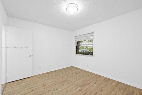 Condo in Pembroke Pines, Florida, 2 bedrooms  № 2048264 - photo 18