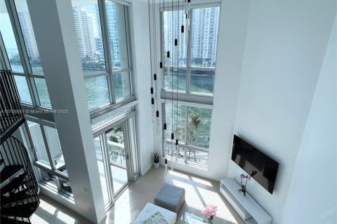 Condominio en venta en Miami, Florida, 1 dormitorio, 82.78 m2 № 1860369 - foto 1