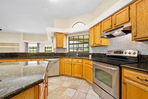 House in Deltona, Florida 4 bedrooms, 216.46 sq.m. № 2220295 - photo 10