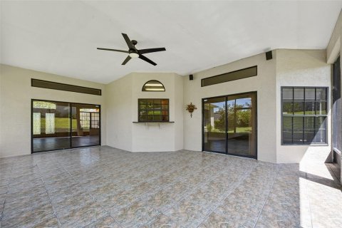 House in Deltona, Florida 4 bedrooms, 216.46 sq.m. № 2220295 - photo 9