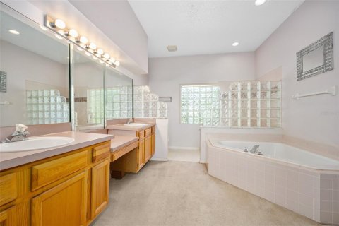 House in Deltona, Florida 4 bedrooms, 216.46 sq.m. № 2220295 - photo 17