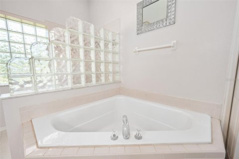 House in Deltona, Florida 4 bedrooms, 216.46 sq.m. № 2220295 - photo 18