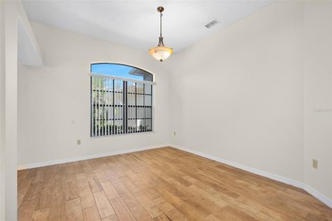 House in Deltona, Florida 4 bedrooms, 216.46 sq.m. № 2220295 - photo 4