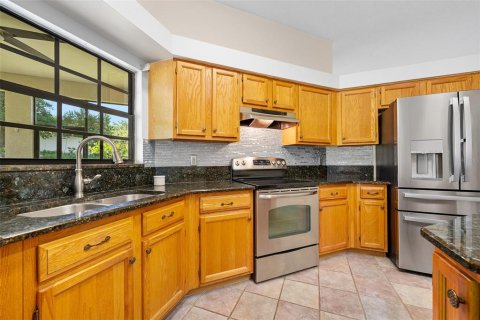 House in Deltona, Florida 4 bedrooms, 216.46 sq.m. № 2220295 - photo 8