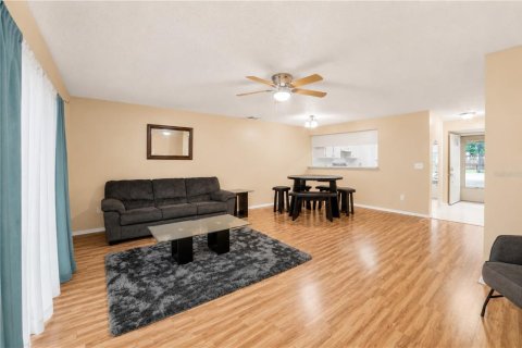 Townhouse in Brandon, Florida 3 bedrooms, 129.51 sq.m. № 2230747 - photo 2
