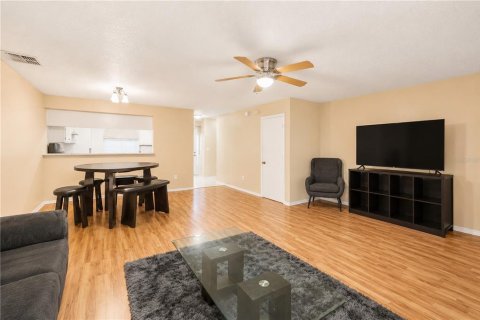 Townhouse in Brandon, Florida 3 bedrooms, 129.51 sq.m. № 2230747 - photo 3
