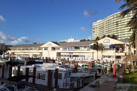 Immobilier commercial à louer à Pompano Beach, Floride № 1100169 - photo 1