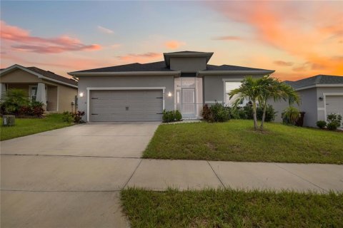 House in Haines City, Florida 4 bedrooms, 188.78 sq.m. № 1878222 - photo 2