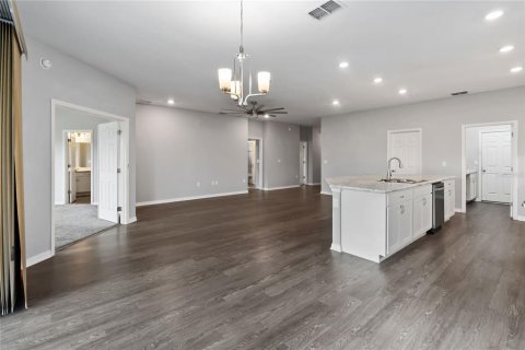 House in Haines City, Florida 4 bedrooms, 188.78 sq.m. № 1878222 - photo 12