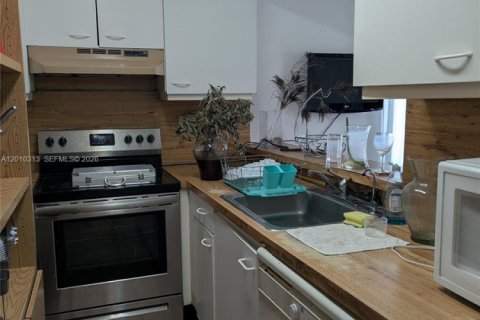 Townhouse in Hialeah, Florida 3 bedrooms, 106.84 sq.m. № 2074296 - photo 6